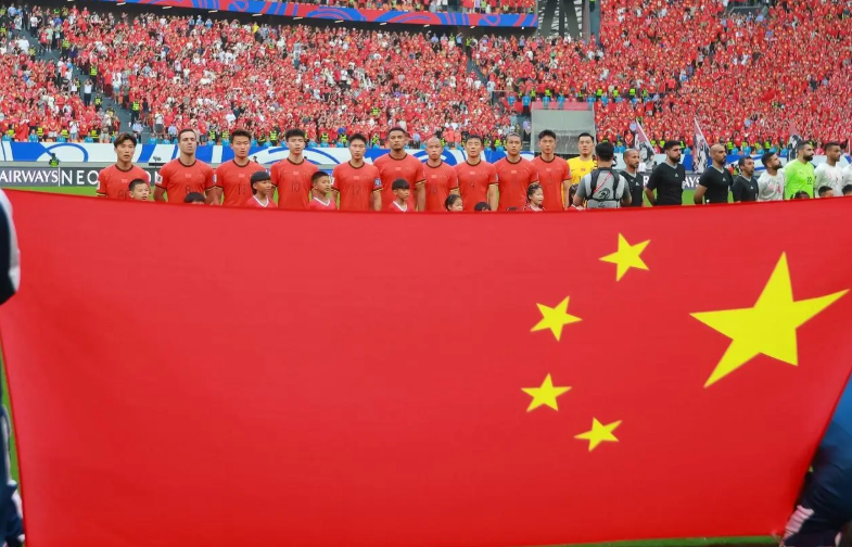 B体育-2-2！中国队战平强敌，1人被红牌罚下，105分钟遭绝平，球迷遗憾
